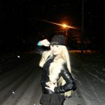 Встречи в авто. Девушка брюнетка ждет встречи с мужчиной .